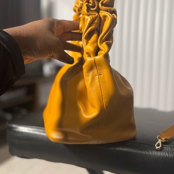 FRAME Ruched Leather Top-Handle Bag – Made in Italy - Picture 3 of 5